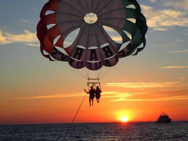 Sant Antoni desde el aire: Parasailing